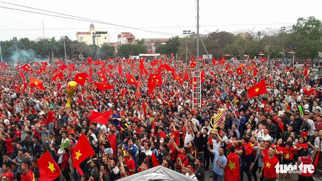 Fan ăn mừng khi Quang Hải gỡ hòa 1-1 trong mưa tuyết - Ảnh 2.