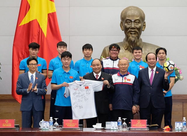 Thủ tướng tặng bóng và áo U23 để đấu giá vì người nghèo - Ảnh 1.