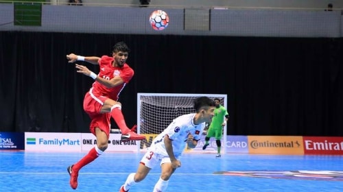 Tuyển Futsal Việt Nam (áo trắng) có trận đấu quả cảm trước đối thủ Bahrain. Ảnh: AFC.