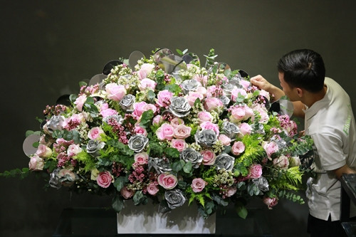 Bình hoa cắm dạng  tròn với hơn 200 đóa hồng nhập ngoại.