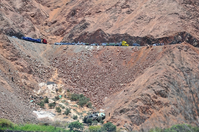 Ít nhất 44 người chết do xe buýt rơi xuống hẻm núi ở Peru - Ảnh 3.