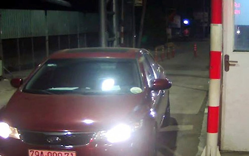 Ôtô do tài xế Hưng lái đậu tại trạm BOT T2 đêm 27/2. Ảnh: Camera trạm thu phí.