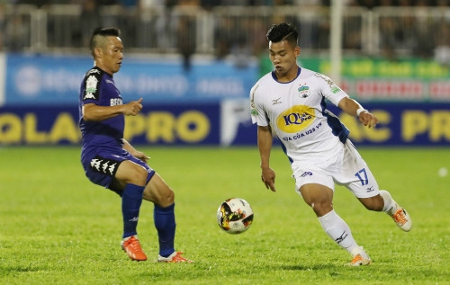 Văn Thanh (phải) và các đồng đội đang kiếm tìm chiến thắng đầu tiên ở V-League 2018. Ảnh: Đức Đồng.