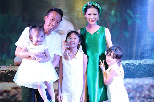 Gia đình Việt Hoàn có ba cô con gái.