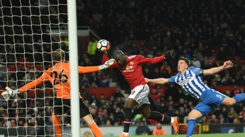 Lukaku đánh đầu cận thành mở tỷ số. Ảnh: AFP.