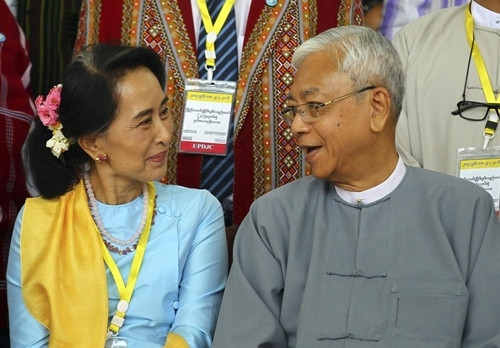 Cố vấn nhà nước Aung San Suu Kyi và Tổng thống Myanmar U Htin Kyaw. Ảnh: Reuters.