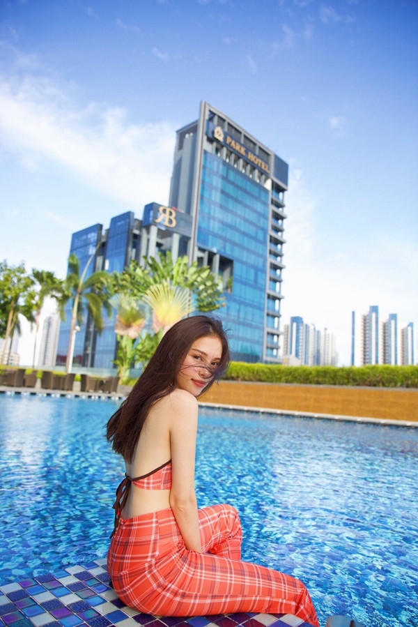 Bộ ảnh được thực hiện với sự hỗ trợ của nhiếp ảnh Huy Nguyễn, trang phục Thanh Trúc Trương, người mẫu Lin Rin.