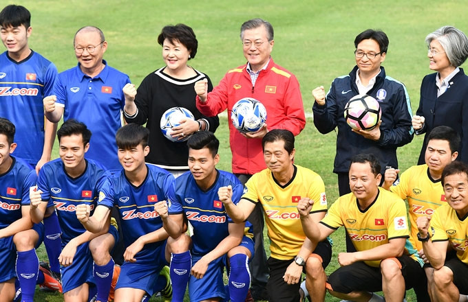HLV Park Hang-seo và cầu thủ U23 Việt Nam giao lưu với Tổng thống Hàn Quốc. Ảnh: Giang Huy.