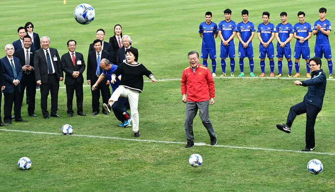 Tổng thống Hàn Quốc và phu nhân đá bóng giao lưu trên sân của VFF. Ảnh: Giang Huy.