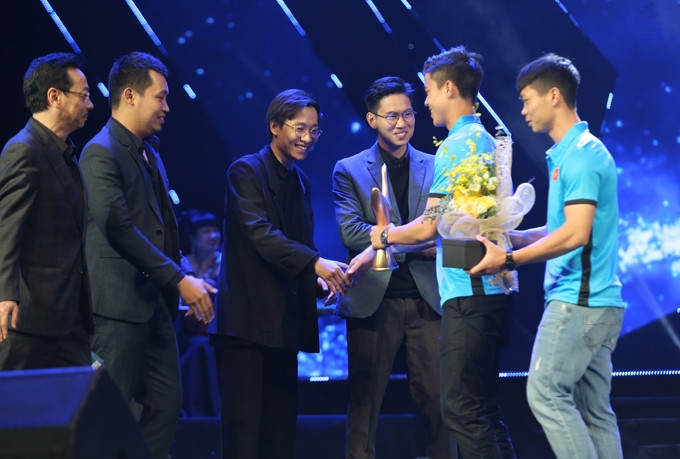 NSND Hoàng Dũng cùng hai cầu thủ Duy Mạnh, Công Phượng đã trao giải cho ban nhạc Ngọt. 