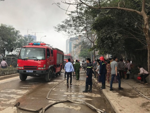 Cháy lớn tại chợ Thanh Liệt ở Hà Nội - Ảnh 2.