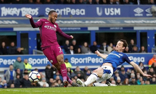 Everton bất lực trước lối chơi chuyền bóng nhuần nhuyễn của Man City. Ảnh: Reuters.