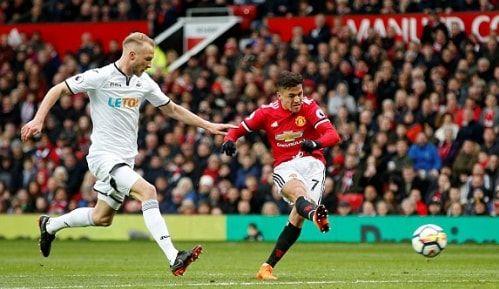 Sanchez có màn trình diễn chói sáng trước Swansea. Ảnh: Reuters.