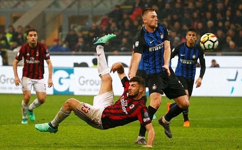 Cutrone tung người móc bóng vào lưới, nhưng đã việt vị. Ảnh: Reuters.