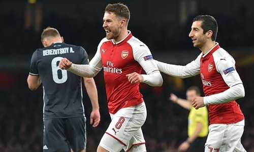 Ramsey mừng sau khi hoàn thành cú đúp. Ảnh: Sports Mail.