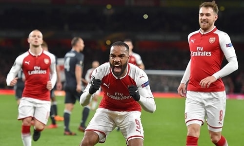 Lacazette giữ phong độ ghi bàn ổn định sau khi trở lại từ ca phẫu thuật đầu gối. Ảnh: Sports Mail.