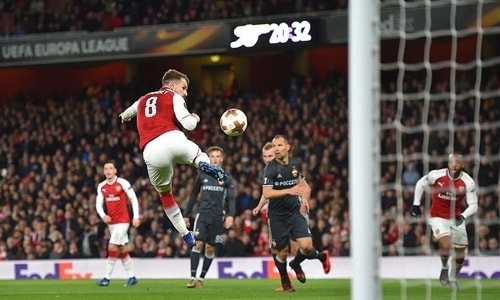 Pha dứt điểm bằng má ngoài, nâng tỷ số lên 3-1 của Ramsey. Ảnh: Sports Mail.