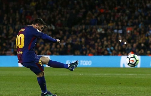 Messi mở tỷ số bằng cú sút phạt trực tiếp. Ảnh: Reuters