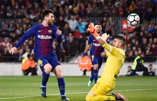 Thủ môn Cuellar không kịp ngăn bàn ấn định chiến thắng cho Barca.