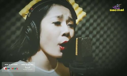 Huyền Trang hát 