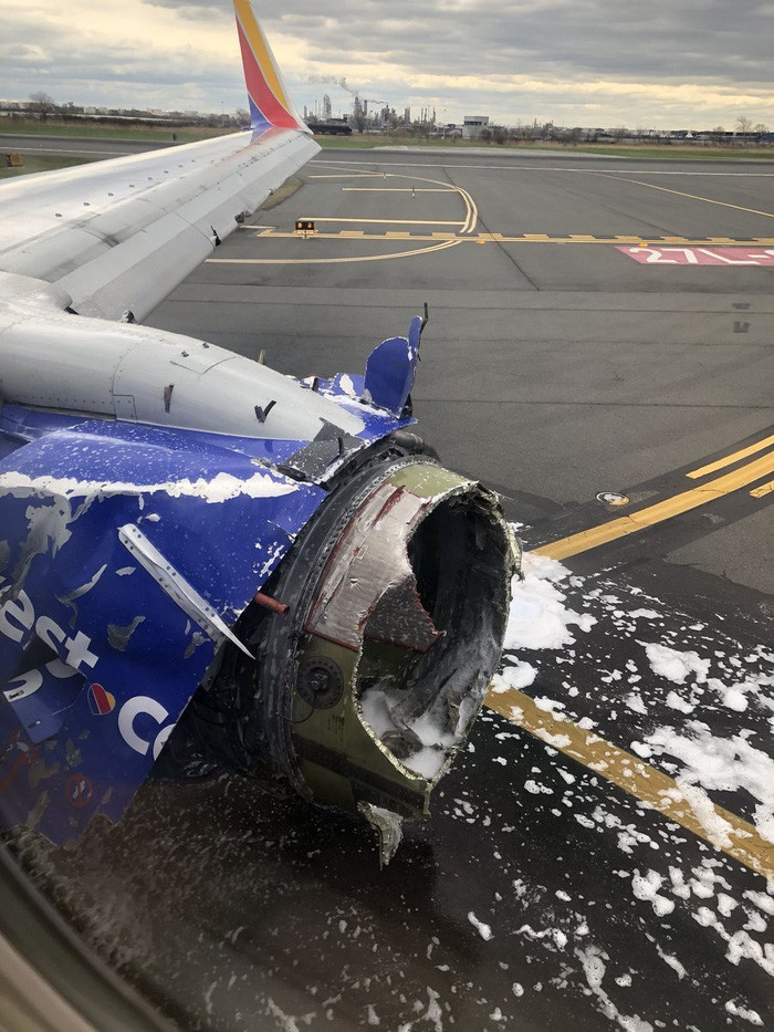 Máy bay nổ động cơ giữa không trung, hành khách bị hút ra cửa sổ - Ảnh 4.