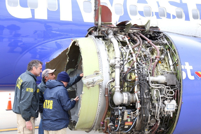 Nước Mỹ tôn vinh nữ phi công cứu 148 người trên máy bay nổ động cơ - Ảnh 1.
