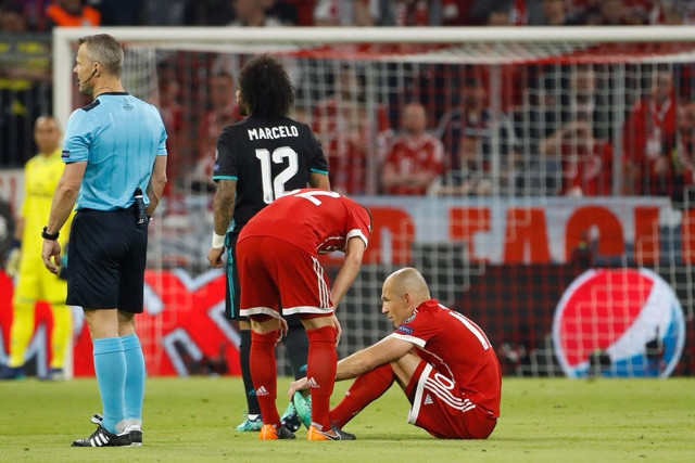Robben chấn thương rời sân sớm khiến Bayern mất đi tính đột biến
