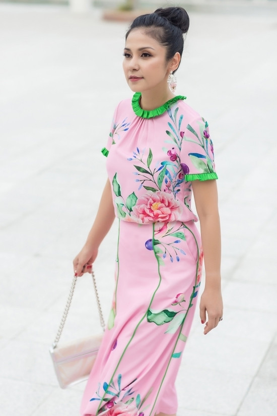 Việt Trinh gợi ý loạt váy hoa dạo phố hè