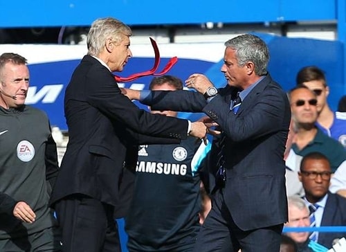 Mourinho từng ẩu đả với Wenger ngoài đường biên năm 2014. Ảnh: PA.