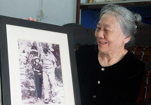 Bà Nguyễn Thị Kim Lai bên bức ảnh chụp mình 53 năm về trước. Ảnh: Đức Hùng