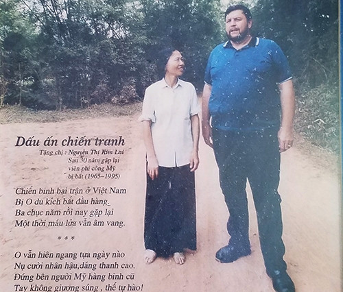 Bà Lai và Robison chụp hình kỷ niệm trong lần gặp lại 23 năm trước. Ảnh: Đức Hùng chụp lại.