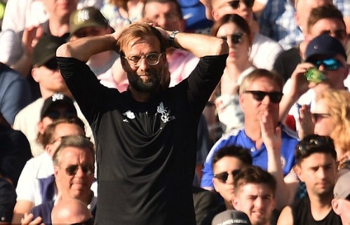 Klopp ôm đầu thất vọng khi chứng kiến Liverpool thua trận. Ảnh: AFP.