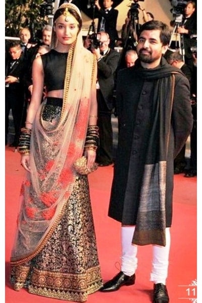 Kanishtha Dhankar - Hoa hậu Ấn Độ 2011 - tới Cannes với trang phục truyền thống, do Sabyasachi Mukherjee thiết kế.