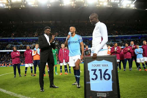 Yaya Toure nhận áo vinh danh cho 316 trận mà cầu thủ này chơi cho Man City từ năm 2010 từ tay người anh trai Kolo Toure. Ảnh: ​AFP.