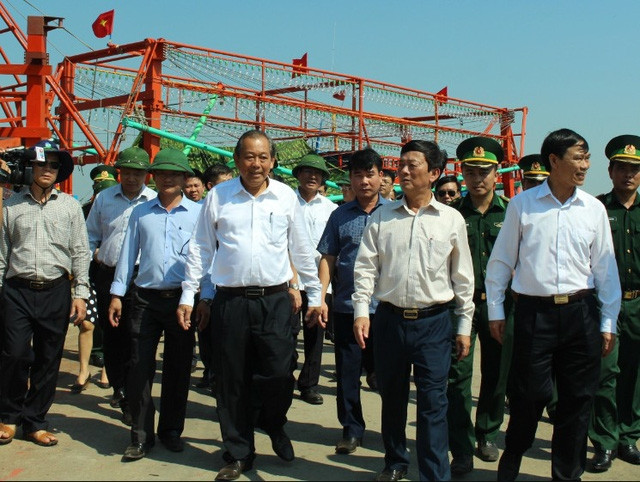 Thủ tướng Nguyễn Xuân Phúc mua cá của ngư dân Quảng Trị - Ảnh 2.
