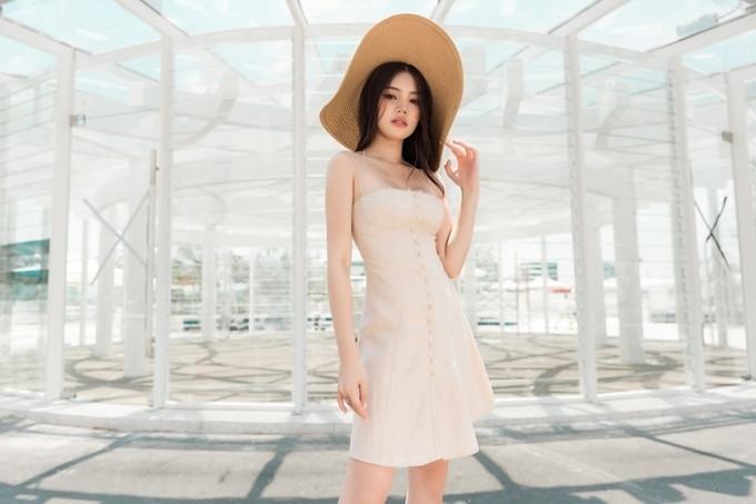 Jolie Nguyễn gợi ý váy áo hai dây cho mùa hè