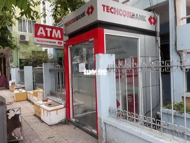 Tạm giữ du khách Nga đập phá trụ ATM Techcombank - Ảnh 1.
