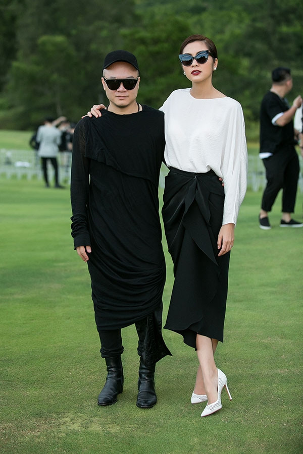 Chủ nhân sự kiện - Đỗ Mạnh Cường vui vẻ chụp ảnh cùng Hà Tăng tại sân golf - nơi diễn ra show Xuân Hè 2018 của anh.