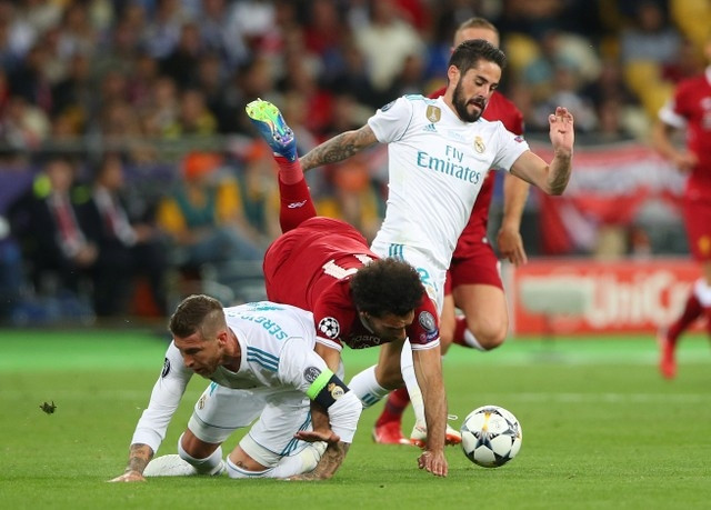 Bước ngoạt của trận đấu đến ở phút thứ 25 khi cầu thủ quan trọng bậc nhất của Liverpool là Salah phải rời sân sau tình huống va chạm với Sergio Ramos