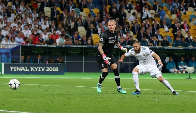 Đang gặp thế bí thì Real Madrid lại gặp may khi thủ thành Karius có pha phát bóng ngớ ngẩn. Bóng chạm chân Benzema và lăn vào lưới của Liverpool. Real Madrid dẫn trước 1-0.