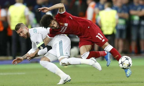 Ramos túm tay Salah trong tình huống dẫn đến chấn thương của ngôi sao Ai Cập. Ảnh: AP.