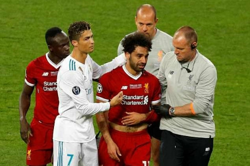 Salah (giữa) rời sân trong nước mắt. Ảnh: Reuters.