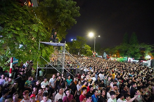 25 nghìn khán giả góp mặt tại phố đi bộ Hồ Gươm, Hà Nội cổ vũ cho các ca sĩ tham gia trình diễn. 