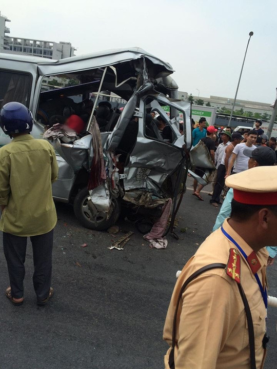 Tai nạn thảm khốc xe tải tông xe khách, 2 người chết, nhiều người bị thương - Ảnh 1.