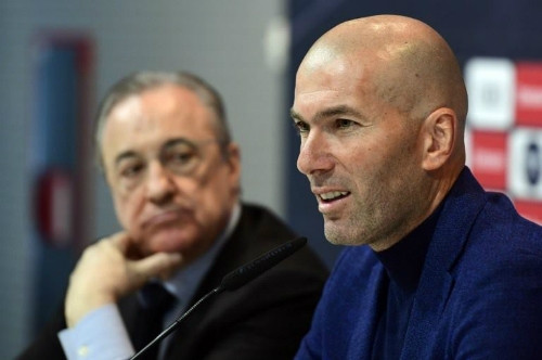Zidane mặc suit, tuyên bố từ chức HLV Real. Ảnh: AFP.