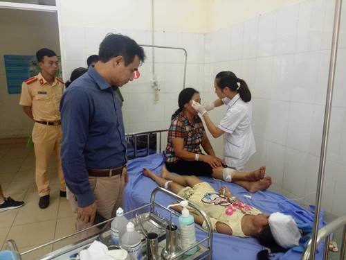 Các nạn nhân được điều trị tại Trung tâm y tế huyện Tiên Yên. Ảnh: Bình Minh