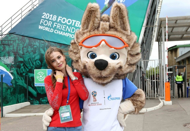 World Cup 2018 bắt đầu nóng với những cô gái Nga xinh đẹp - Ảnh 1.
