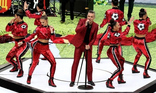 Robbie Williams hoàn thành tốt vai trò dẫn dắt lễ khai mạc. Ảnh: Reuters.