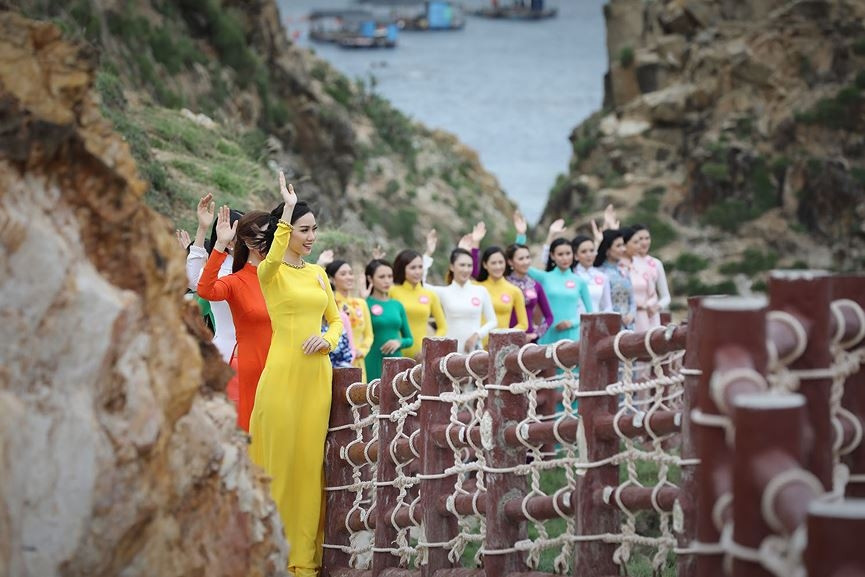 30 thí sinh hoa hậu phía Nam làm sáng bừng Eo Gió với áo dài rực rỡ - ảnh 2