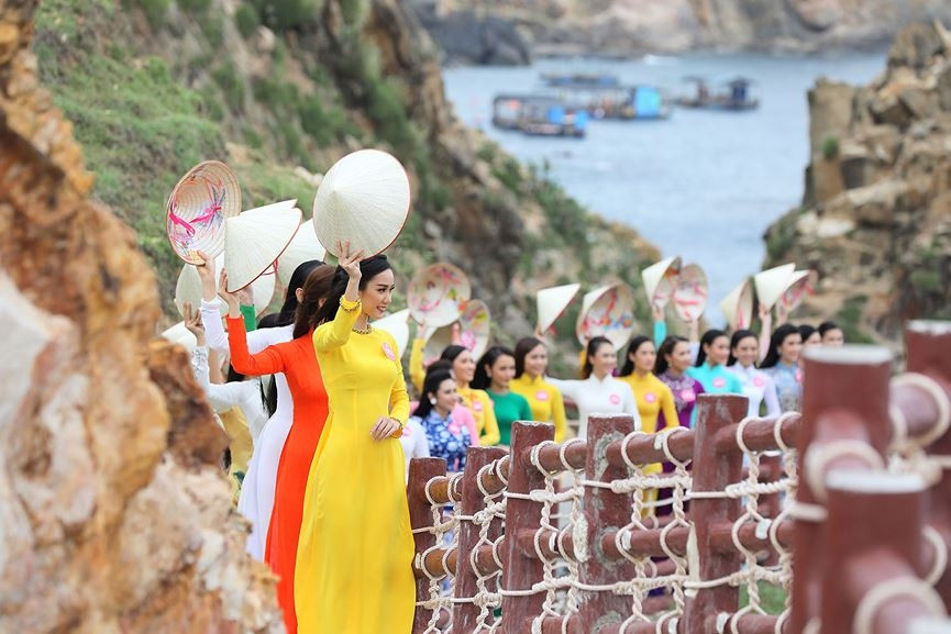 30 thí sinh hoa hậu phía Nam làm sáng bừng Eo Gió với áo dài rực rỡ - ảnh 3